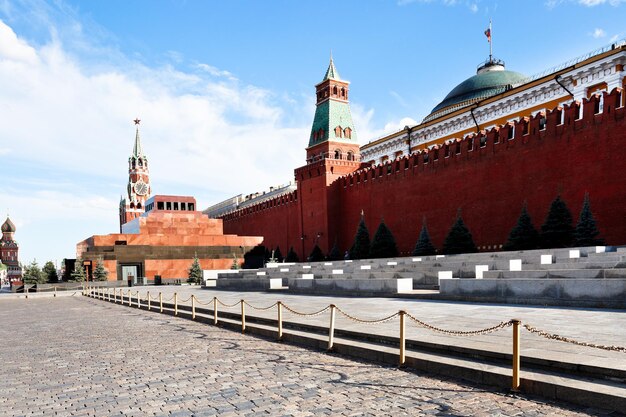 Vista de la muralla del Kremlin en la Plaza Roja de Moscú