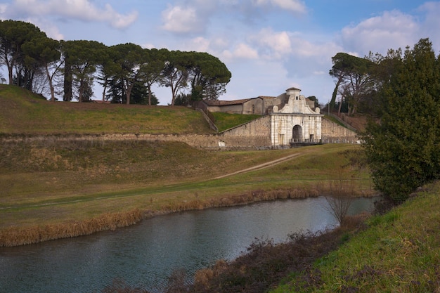 Foto vista de las murallas y la porta aquileia, también llamada porta marittima, la puerta sur de la estrella italiana de palmanova italia