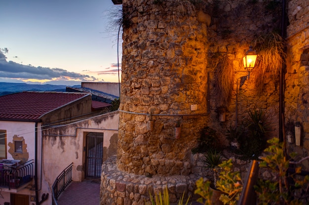 Vista de los muros de Branciforte en Leonforte