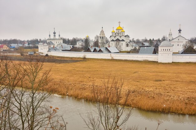 Vista de los muros del Monasterio de la Intercesión en Suzdal