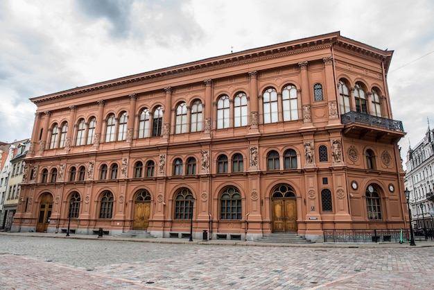 Vista del Museo de Arte de la Bolsa de Riga en la Plaza Dome en el casco antiguo de Riga, Letonia.