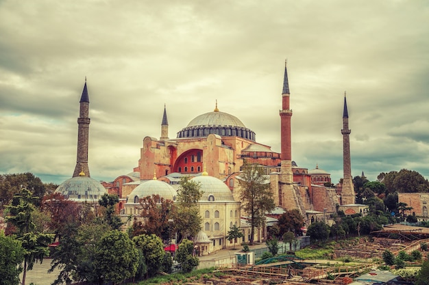 Foto vista del museo de hagia sophia desde la terraza. istanbul, turquía.