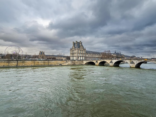 Foto vista del museo del louvre y el río sena en parís