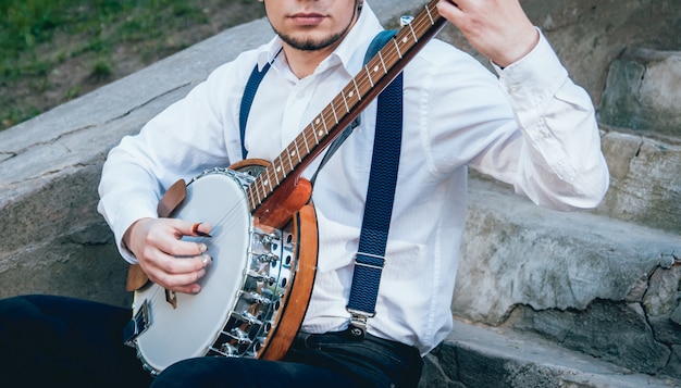 Vista del músico tocando el banjo en la calle