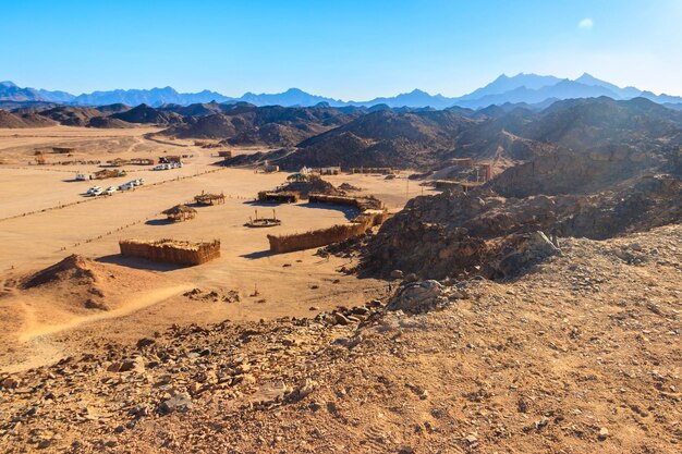 Vista na aldeia beduína no deserto árabe, Egito