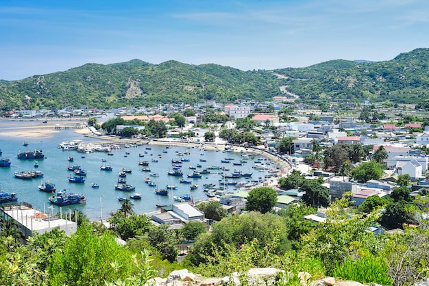 Vista na aldeia piscatória vietnamita com muitos barcos na água