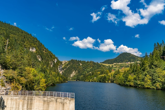 Vista na barragem do lago Zaovine, na Sérvia