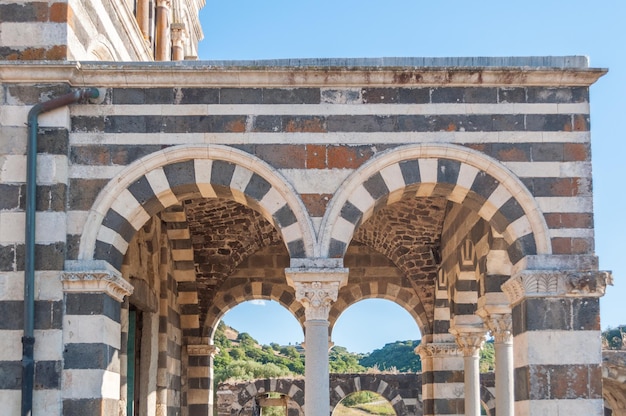 Vista na Basílica Santíssima Trindade de Saccargia Sardenha Itália