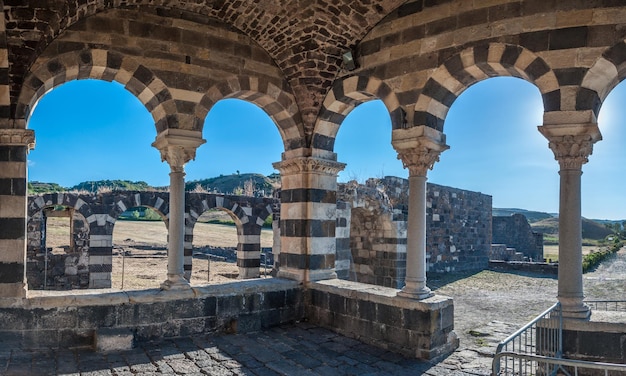 Vista na Basílica Santíssima Trindade de Saccargia Sardenha Itália