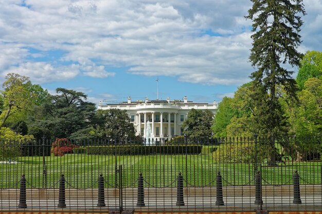 Vista na Casa Branca em Washington DC, EUA. A residência e local de trabalho do presidente dos EUA. O arquiteto do edifício é James Hoban. A construção foi concluída em 1800.
