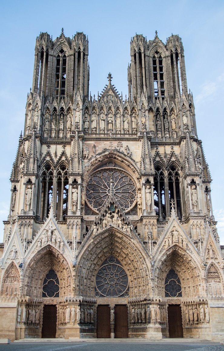 Foto vista na catedral de notre dame da rua do verão reims, frança