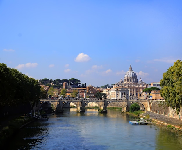 Vista na Catedral de Tibre e São Pedro em Roma, Itália