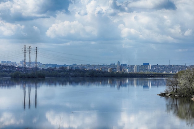 Vista na cidade de Dnipro e no rio Dnipro