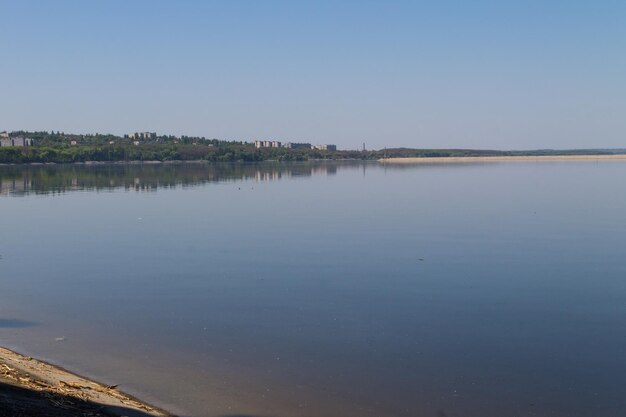 Vista na cidade de Svetlovodsk na margem do reservatório Kremenchug no rio Dnieper na Ucrânia