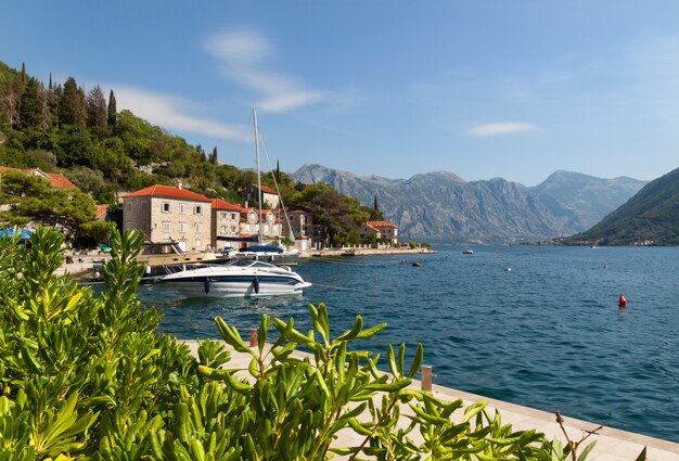 Vista na cidade e no mar baía em Perast, Montenegro