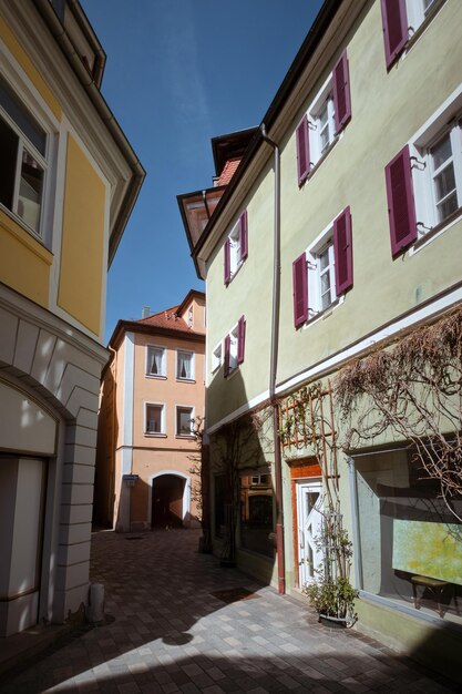 Vista na cidade velha de Ansbach uma rua estreita com edifícios pintados em cores sutis bavaria reg