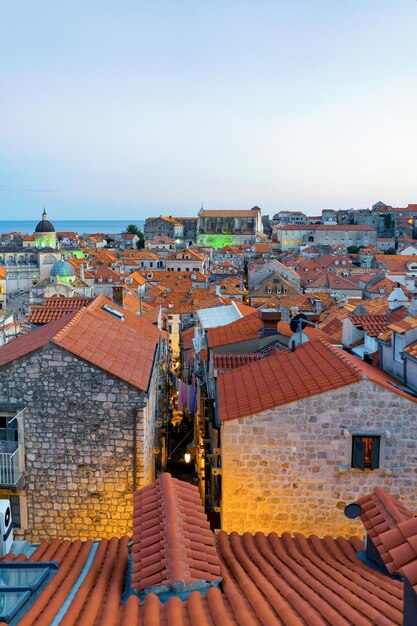 Vista na cidade velha de Dubrovnik com telha vermelha, na Croácia. Tarde da noite