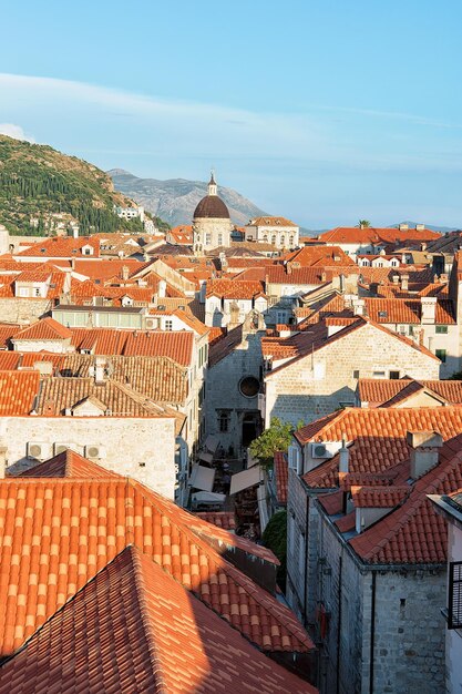 Vista na cidade velha de Dubrovnik com telha vermelha, na Croácia