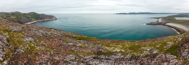 Vista na costa rochosa do mar de Barents. Península de Kola, Ártico, Rússia.