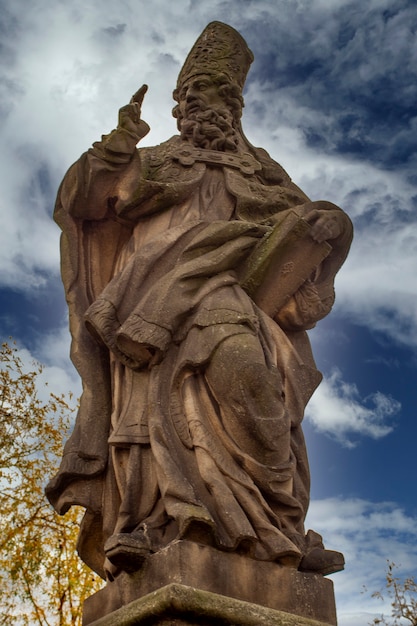 Vista na estátua de Adalberto de Praga na Ponte Carlos em Praga, República Tcheca