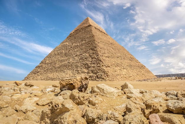 Vista na grande pirâmide de Khafre no deserto de Gizé, Cairo