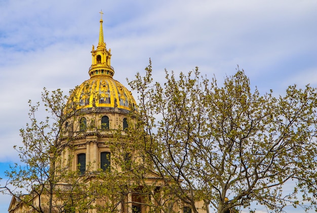 Vista na igreja dome de les invalides através de árvores na primavera em paris frança. abril de 2019