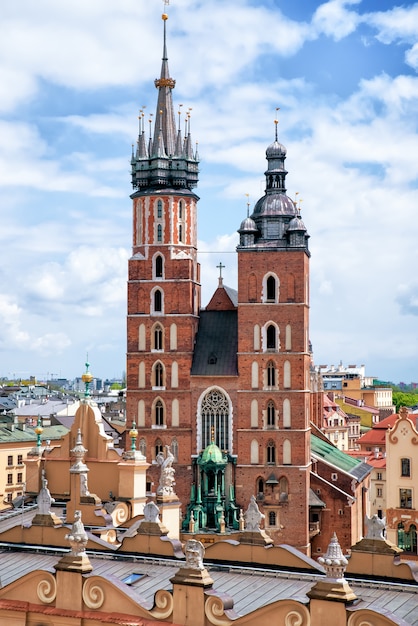 Vista na igreja gótica de Santa Maria em Cracóvia, Polônia