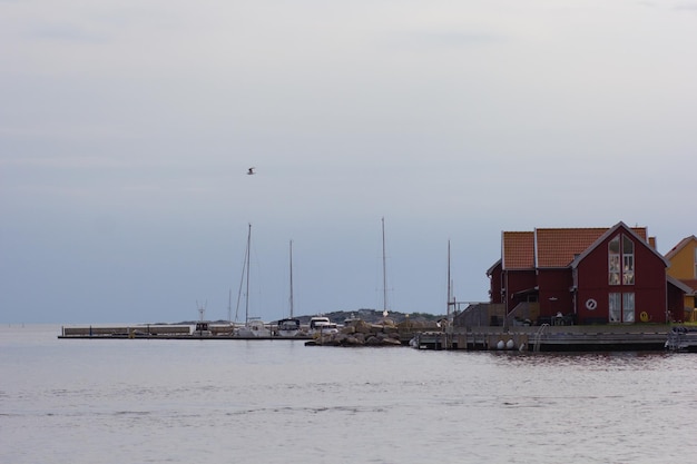 Vista na ilha banhada pelo mar com casa em Hvaler Noruega