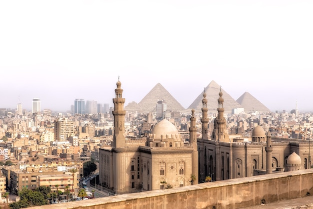 Vista na Mesquita-Madrassa do Sultão Hassan no Cairo e nas Pirâmides de Gizé, Egito.