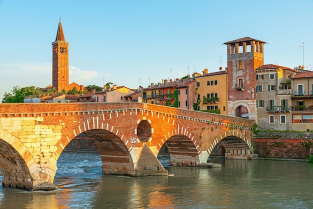 Vista na ponte Ponte Pietra em Verona no rio Adige, região de Veneto, Itália. Paisagem de manhã de verão