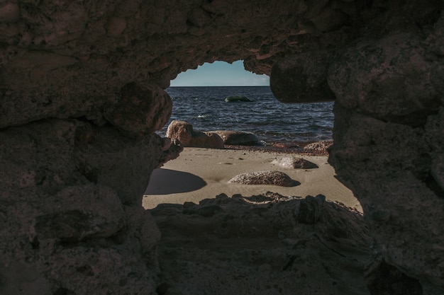 Vista na praia da caverna.