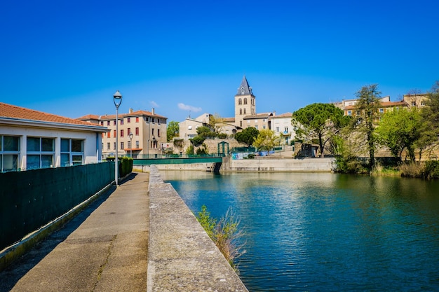 vista na primavera na pequena cidade de Saint Vallier em Drome (França) e Galaure