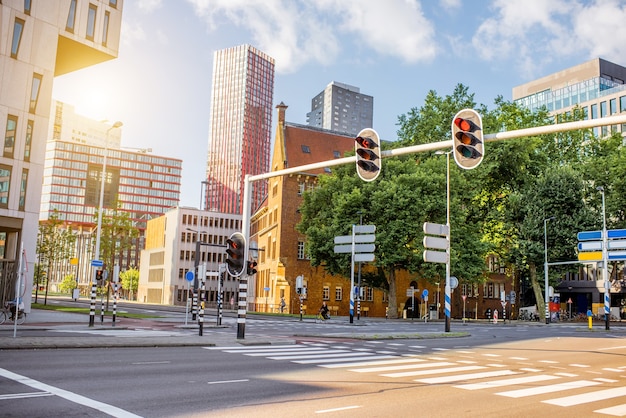 Foto vista na rua central com arranha-céus durante o amanhecer em rotterdam