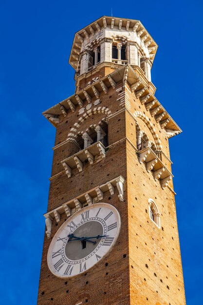 Vista na torre dei lamberti em verona, itália