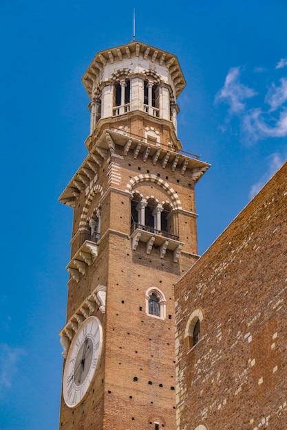 Vista na torre dei lamberti em verona, itália