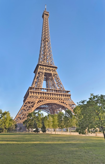 Vista na torre eiffel no céu azul em Paris - França