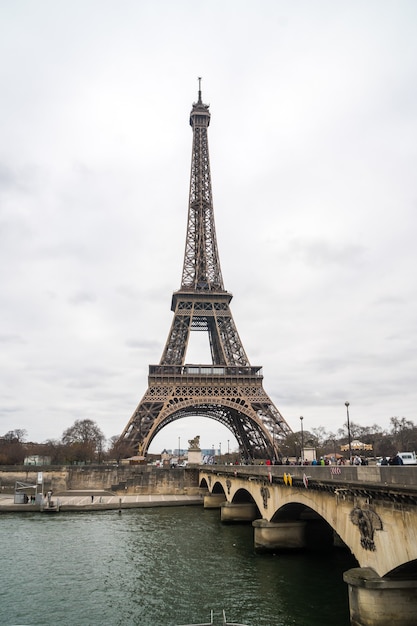 Vista na Torre Eiffel no inverno, Paris, França.