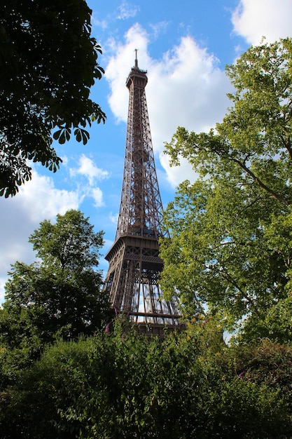 Vista na torre Eiffel sob o céu ensolarado de verão