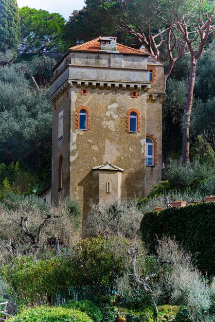 Vista na velha torre em uma colina em Portofino, Itália