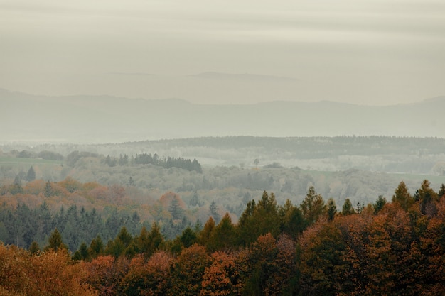 Vista nas montanhas de Beskids na hora por do sol