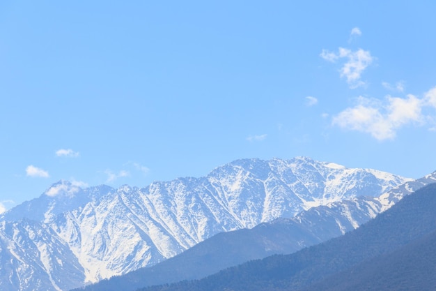 Vista nas montanhas do Cáucaso na Geórgia