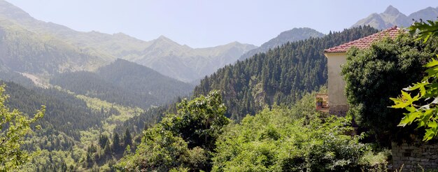 Vista nas montanhas perto da vila