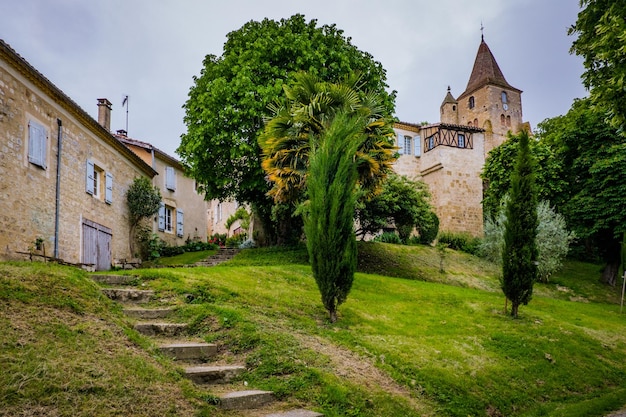 Vista nas ruas e na igreja da pequena aldeia de Lavardens, no sul da França (Gers)