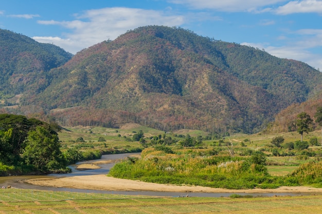 Vista natural del campo en Pai, Tailandia.