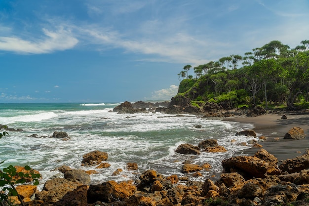 Vista natural de la costa en Indonesia cuando hace sol