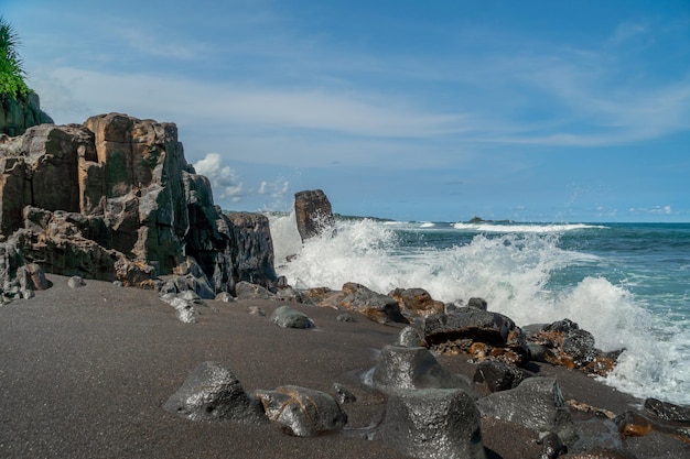 Vista natural de la costa en Indonesia cuando hace sol