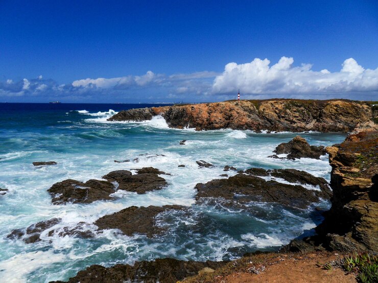 Foto vista natural da costa rochosa do alentejo litoral, em portugal