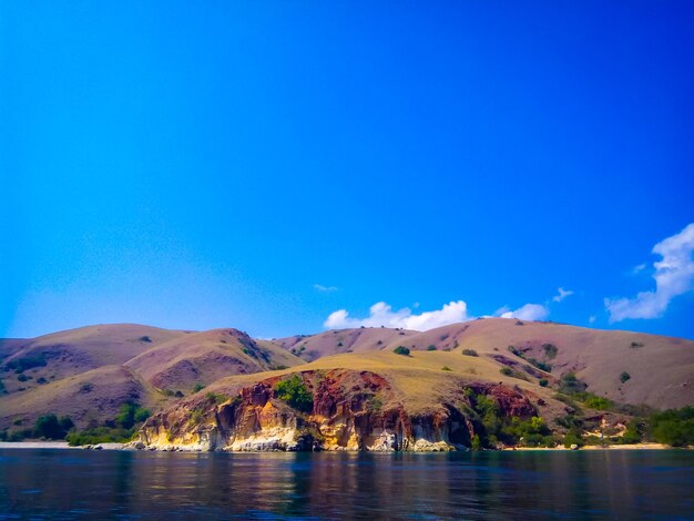 Foto vista natural de uma ilha contra um céu claro