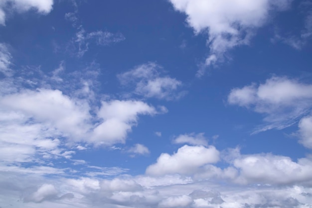 Vista natural do céu azul nublado branco