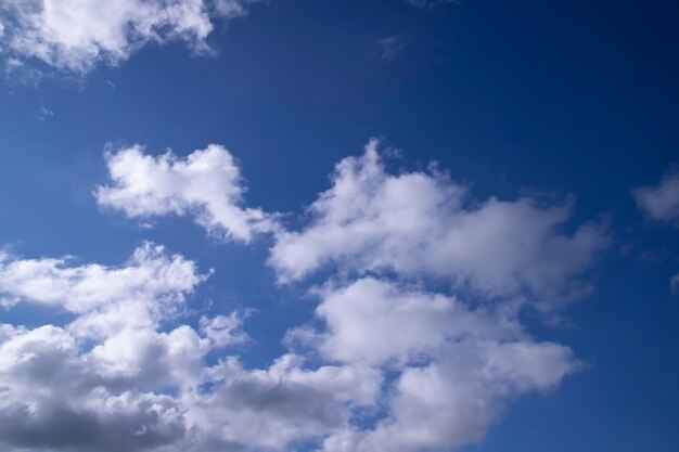 Vista natural do céu azul nublado branco